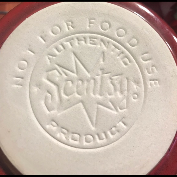 NWT Full size Scentsy Tart Warmer in a Christmas pattern. Box and bulb included. - Picture 7 of 12